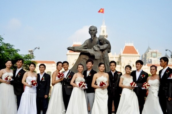 Đây là lần thứ 5 Trung tâm Hỗ trợ Thanh niên Công nhân TP.HCM tổ chức lễ cưới tập thể cho các cặp đôi có hoàn cảnh khó khăn. Năm nay số lượng các cặp đôi tham gia lễ cưới đạt kỷ lục Guiness Việt Nam.